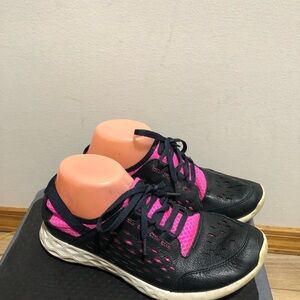 Clarks Cushion Women's Black and Pink Athletic Shoes Size 9M